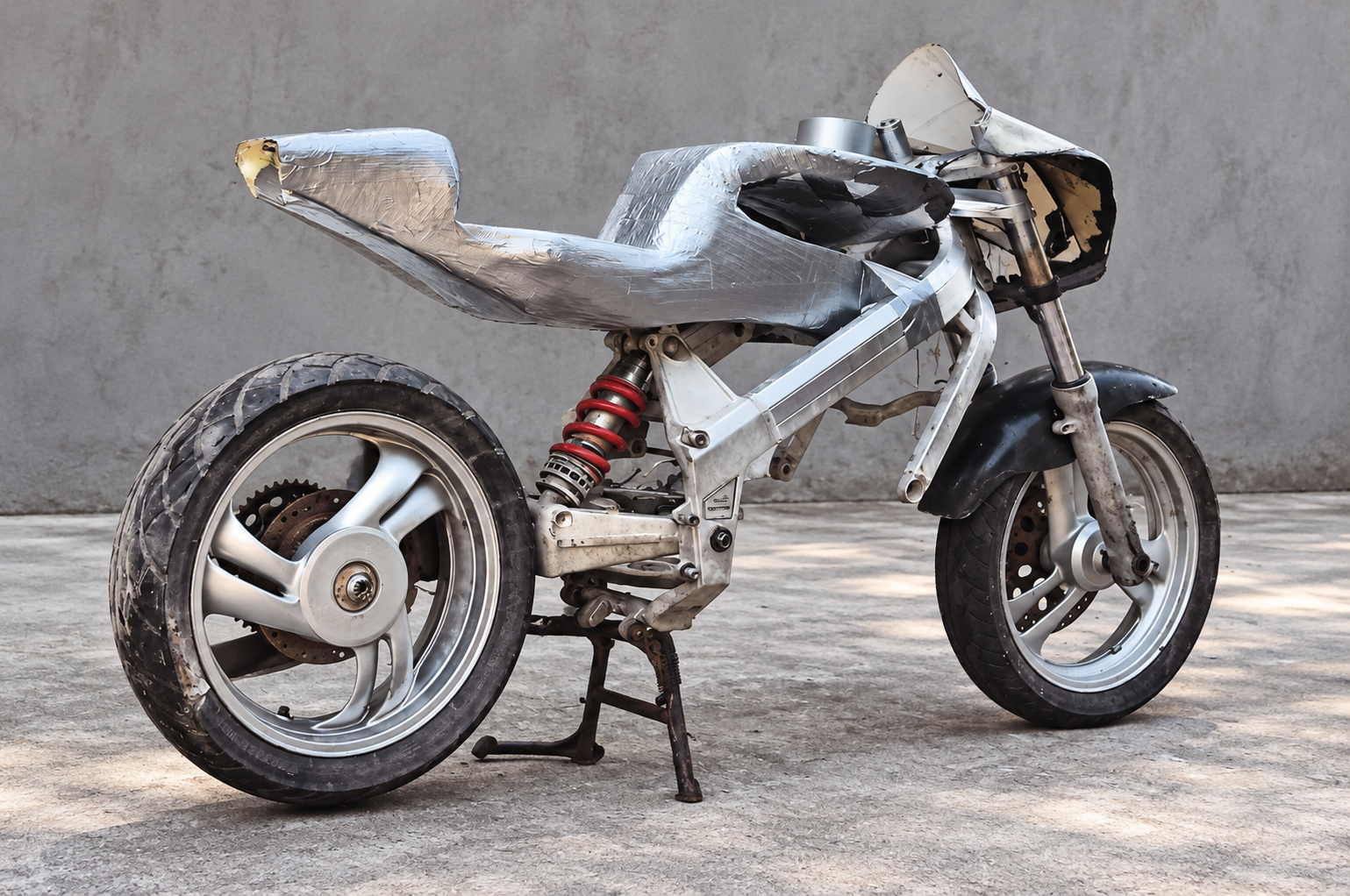 Εφαρμογή του αμαξώματος στο πλαίσιο του Honda Bros.